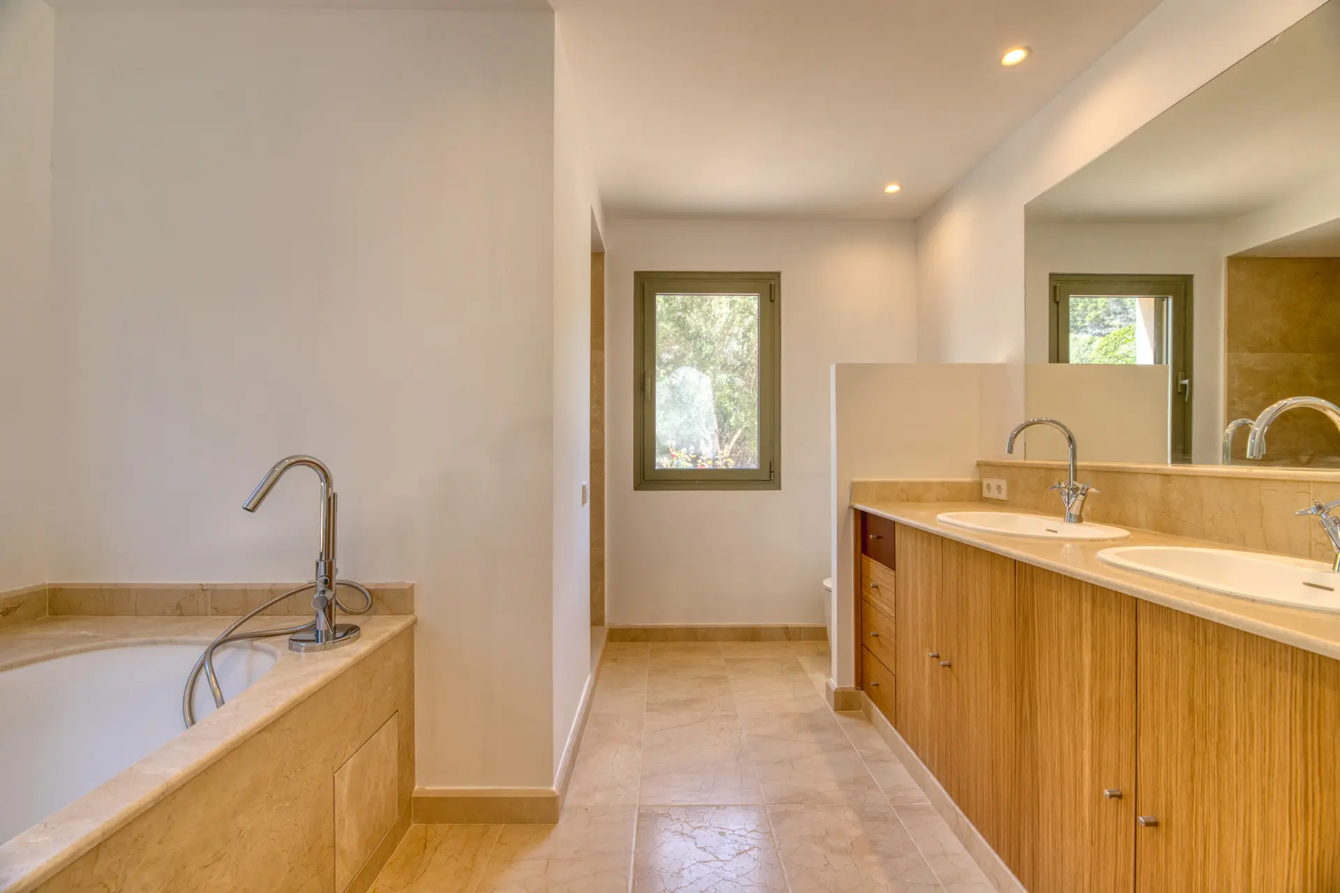 1760459076-7ea38a73-67e6-4c46-99e6-c3ef3e7fad22