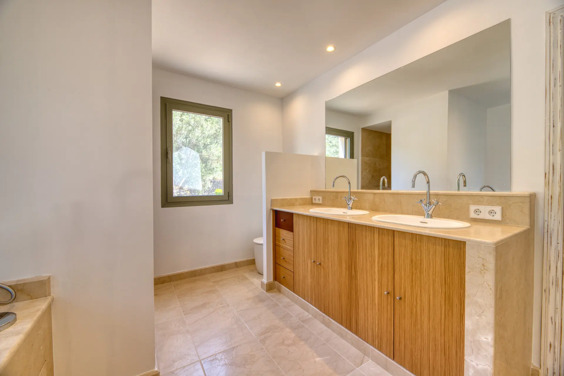 1760459077-982e1296-6f63-4590-8e14-ff676f8510df